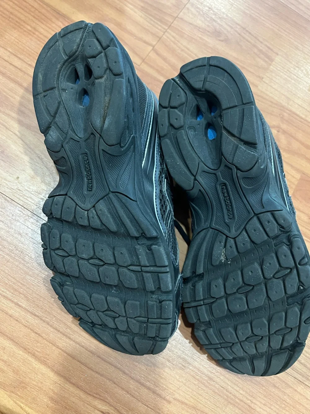 New Balance Men's Black Athletic Mesh Running Sneakers